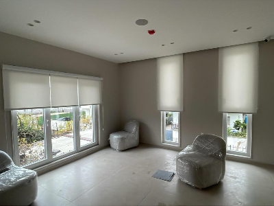 Vendosja e perdeve roller ne vile private Vendosja e perdeve roller ne vile private